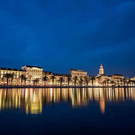 앤티크 스플릿 럭셔리 룸 호텔 4*