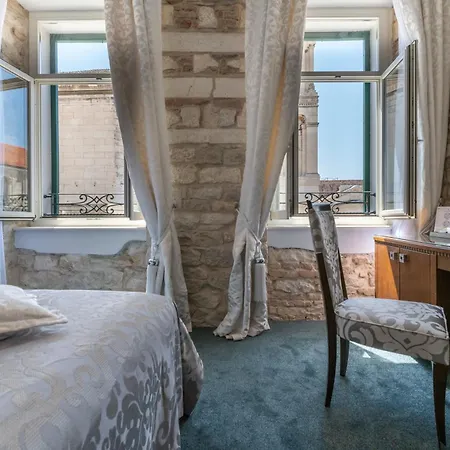 アンティーク ラグジュアリー ルーム ホテル スプリト