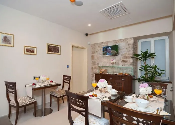 ホテル アンティーク ラグジュアリー ルーム 4*