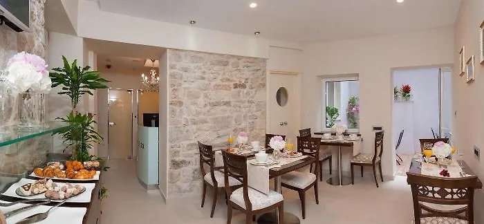 アンティーク ラグジュアリー ルーム 4*