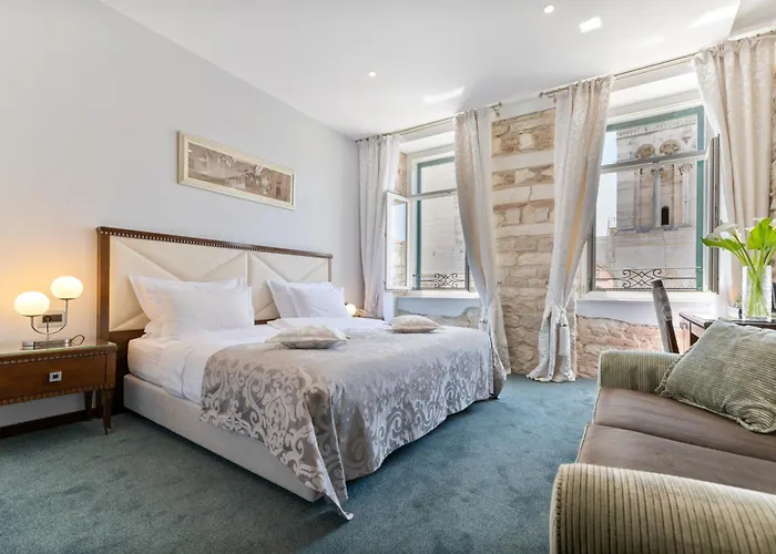 ホテル アンティーク ラグジュアリー ルーム 4*