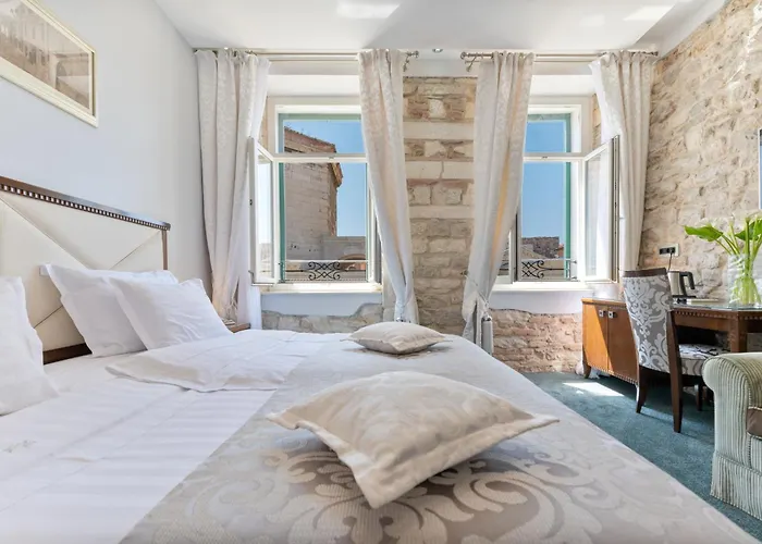 アンティーク ラグジュアリー ルーム 4*